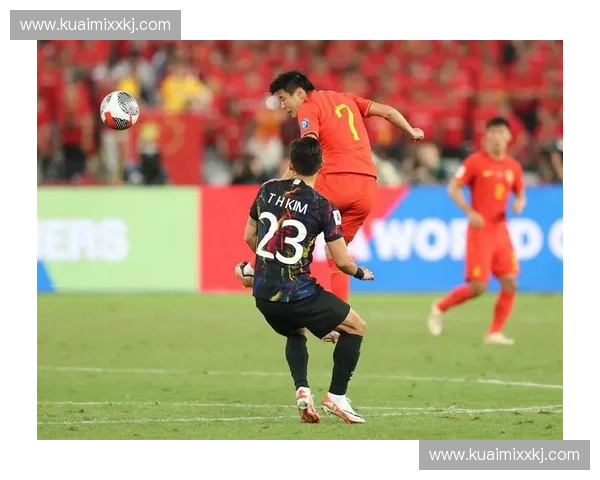 中韩足球对决激烈上演 国足迎战韩国力争胜利