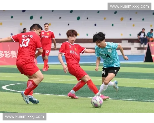 围绕足球赛场摄像机视角呈现激烈对决瞬间全景纪录画面精彩纷呈